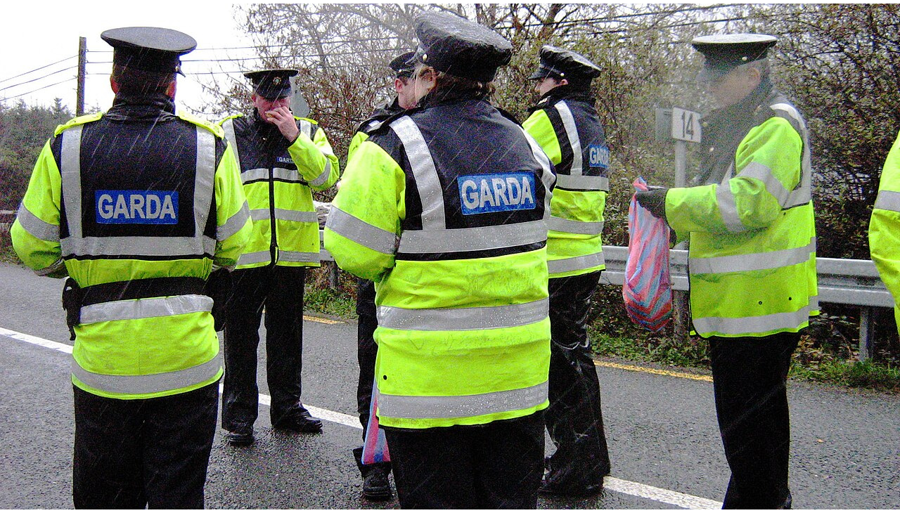 Policía irlandesa controlando el flujo en la calzada