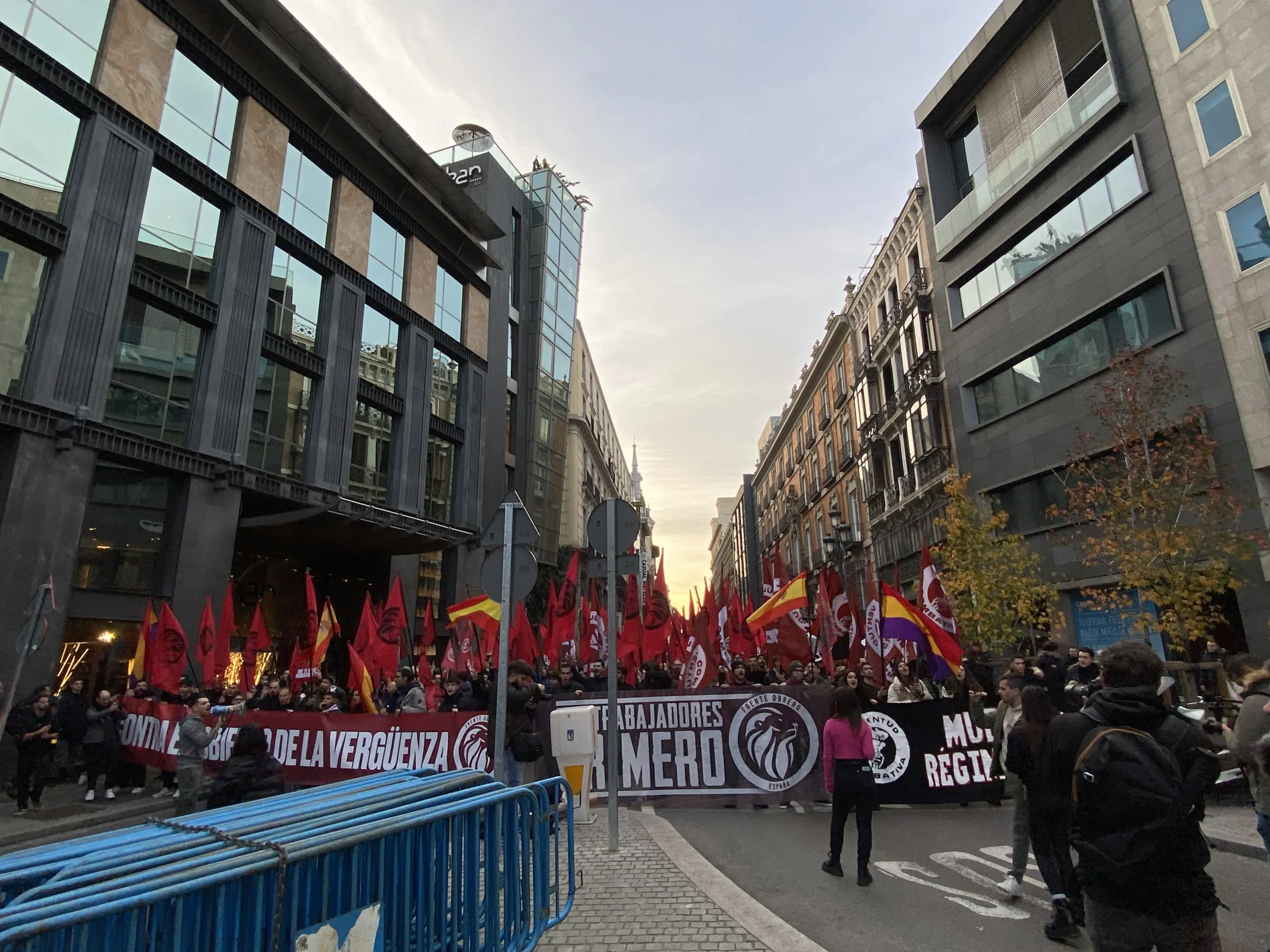 Manifestación del Frente Obrero frente al Congreso de los Diputados.