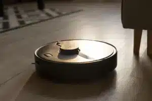 robot-aspirador-haciendo-su-trabajo-casa (1) (1)