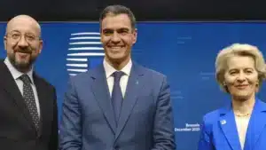 Pedro Sánchez junto al presidente del Consejo Europeo, Charles Michel, y la presidenta de la Comisión Europea, Ursula von der Leyen. Fuente: UE