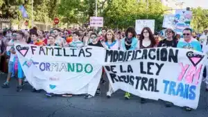 Primer año de Ley Trans: La sotana no hace al cura ni el afeite la hermosura