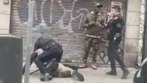 Podemos y Sumar acusan de racistas a los policías que detuvieron a los dos senegaleses en Lavapiés