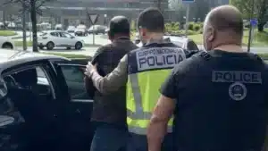 Momento de la detención del matrimonio. Fuente: GRUP4COM en X