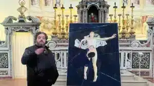 Apuñalado el artista del polémico cuadro de un Cristo sexualizado en Italia