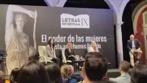 Carmen López arremete contra diputadas en Letras en Sevilla de Reverte