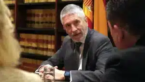 Marlaska adquiere lujosas propiedades mientras abandona a la Guardia Civil en la lucha contra los narcos