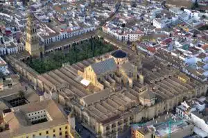Mezquita_de_Córdoba_desde_el_aire_(Córdoba,_España) (1)