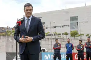 Sánchez_entrega_la_Gran_Cruz_del_Mérito_Deportivo_a_Iniesta_01 (1)
