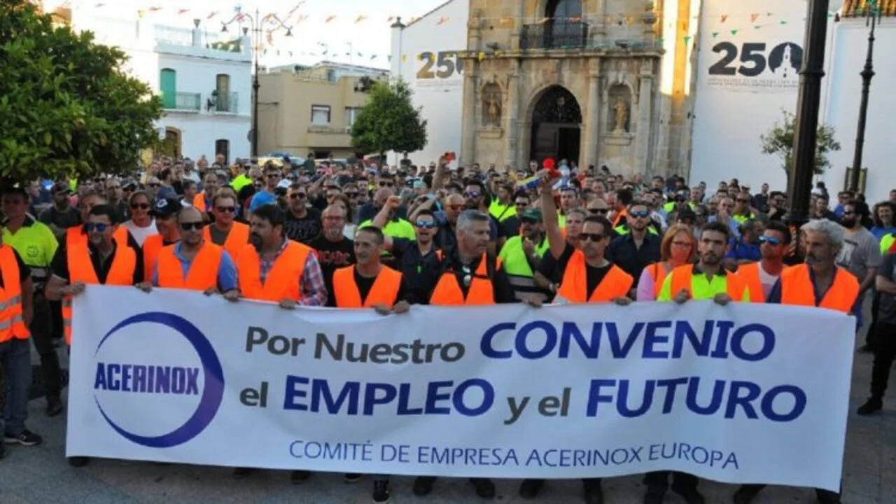 Tensión en el Campo de Gibraltar: los trabajadores de Acerinox resisten