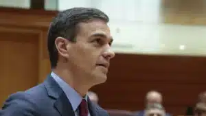Pedro Sánchez calla ante el juez Peinado y luego le denuncia