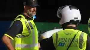 Amenaza con un cuchillo a la propietaria y los clientes de un bar