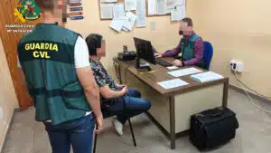 Detenidos dos falsos dentistas que regentaban una clínica dental ilegal