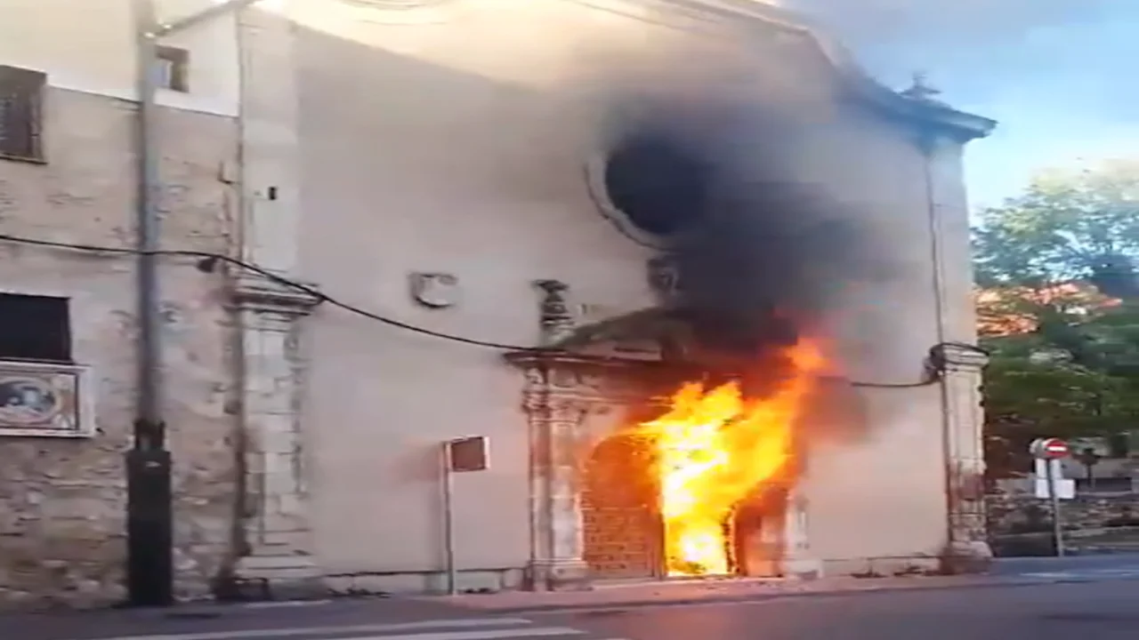Un hombre le prende fuego a las puertas de la Iglesia del Convento de las Concepcionistas en Cuenca