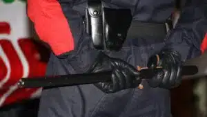 Detenido tras agredir con una botella a otros dos hombres
