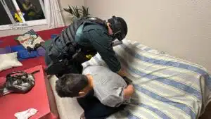 Detenido por embaucar a niñas para obtener material pornográfico