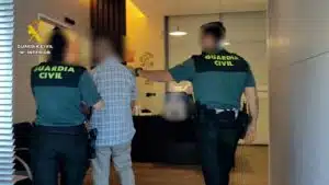 Detenido por grabar con una cámara oculta a sus inquilinos y trabajadoras