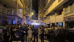 200 vecinos de s’Arenal se concentran para linchar a los argelinos expulsados de Son Gotleu