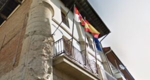 Ayuntamiento de Treviño: Queman la bandera de España para colgar una ikurriña