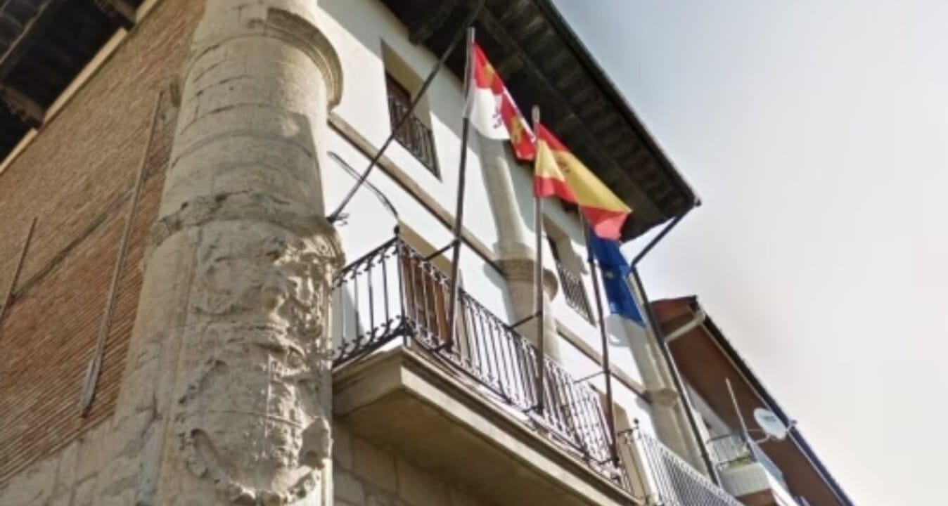 Ayuntamiento de Treviño: Queman la bandera de España para colgar una ikurriña