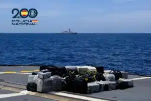 Interceptado cerca de Canarias un pesquero que transportaba 2,7 toneladas de cocaína