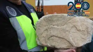 Recuperadas dos piezas arqueológicas del siglo II a.C. de la fachada de un restaurante