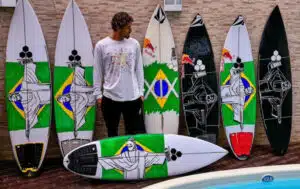 Prohíben a un surfista olímpico llevar la figura de Cristo en su tabla