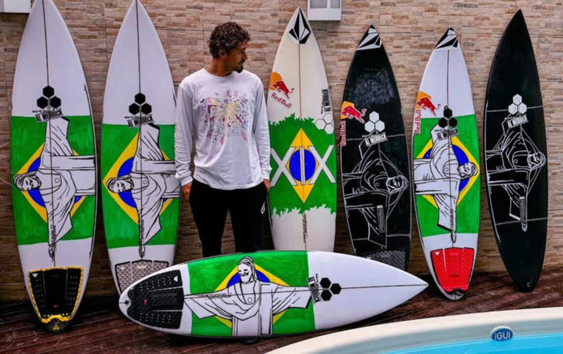Prohíben a un surfista olímpico llevar la figura de Cristo en su tabla