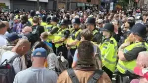Los disturbios antiinmigración se extienden por Reino Unido