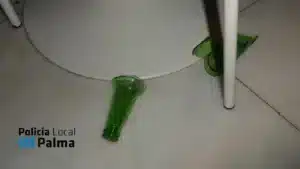 Una venezolana agrede con un palo y una botella rota a los dueños de un local de comida