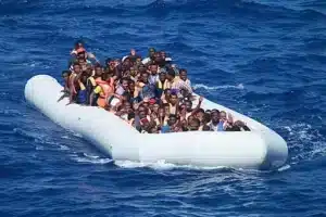 512px-Inflatable_boat_carrying_migrants_approaching_USS_Carney_(DDG-64)_in_the_Mediterranean_160729-N-EU999-004