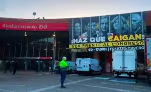 El Frente Obrero despliega una lona gigante en Atocha con Sánchez en prisión. «¡Que caigan todos!»