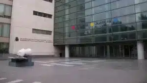 Juzgan a un policía de Valencia por enviar mensajes sexuales a dos menores