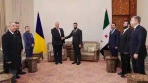 Fotografía del encuentro entre los embajadores sirio y ucraniano
