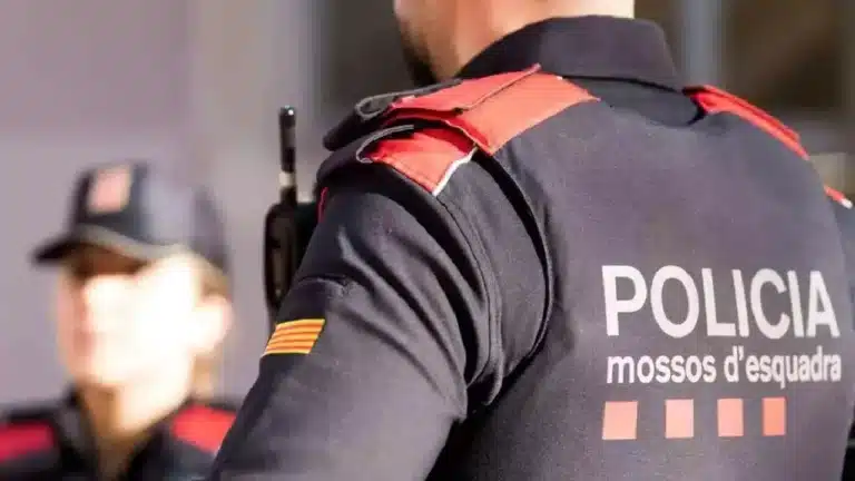 Detenido en el Raval un hombre que sacó una pistola tras una brutal pelea en plena calle