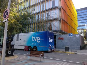 640px-TVE_broadcasting_unit_in_front_of_RNE_building_in_Barcelona
