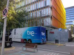 640px-TVE_broadcasting_unit_in_front_of_RNE_building_in_Barcelona