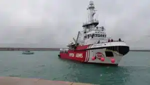 Open_Arms_attracca_al_porto_di_Crotone