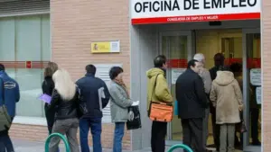 imagen-archivo-personas-haciendo-cola-entrada-oficina-empleo-comunidad-madrid_70