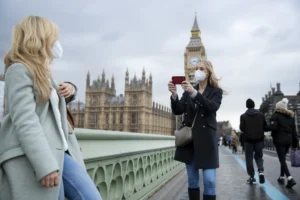 tourists-visiting-city-wearing-travel-mask