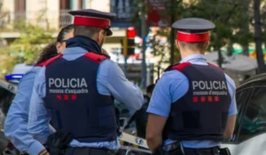 Una treintena de manteros asaltan un coche interceptado por los Mossos en l’Hospitalet de l’Infant
