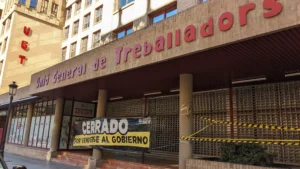 El Frente Obrero sella la sede de UGT en Valencia: «Cerrado por venderse al Gobierno»
