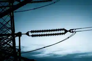 electricidad-alto-voltaje-poste-cielo
