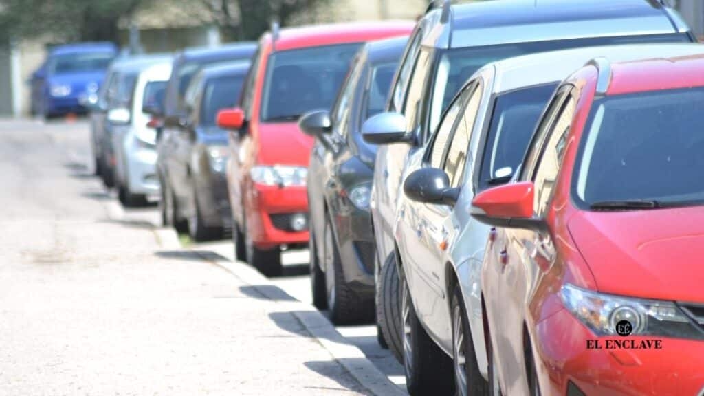 Los ayuntamientos comienzan a cobrar hasta 7 euros semanales por coche con el visto bueno de la DGT
