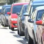 Los ayuntamientos comienzan a cobrar hasta 7 euros semanales por coche con el visto bueno de la DGT