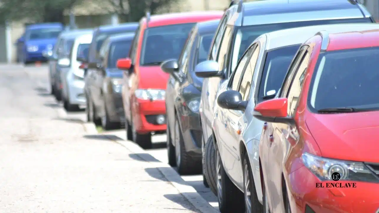 Los ayuntamientos comienzan a cobrar hasta 7 euros semanales por coche con el visto bueno de la DGT