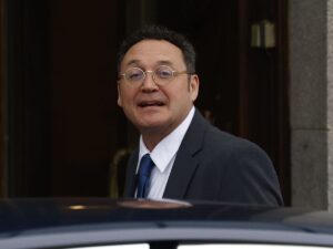 El fiscal general se tambalea: el Supremo lo procesa y Moncloa lo protege