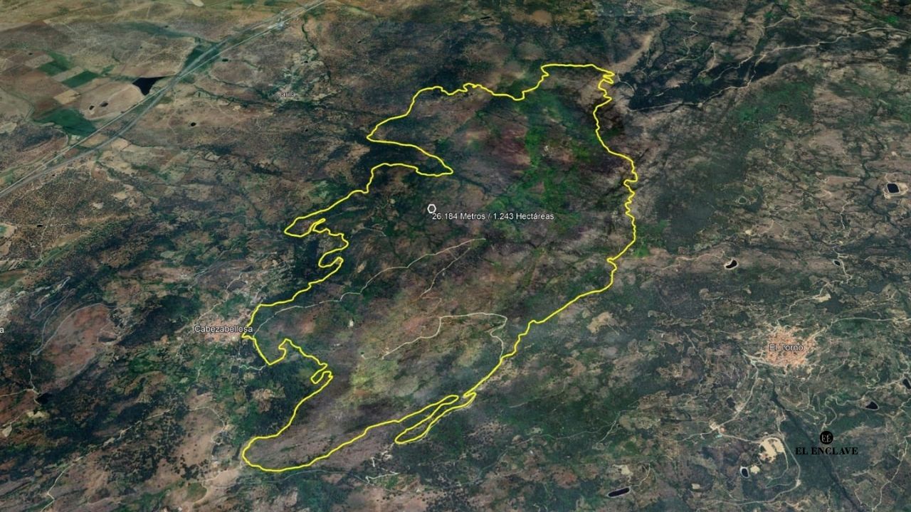 Evacuados tres municipios extremeños por incendios que arrasan más de 800 hectáreas