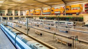 Incendios en España provocan nuevas evacuaciones y suspenden de nuevo el tren Madrid–Galicia