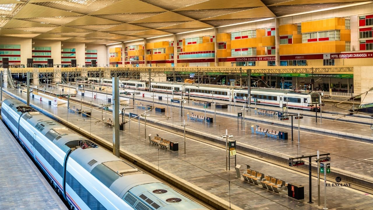 Incendios en España provocan nuevas evacuaciones y suspenden de nuevo el tren Madrid–Galicia