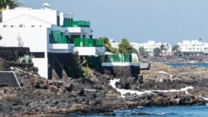 La Guardia Civil moviliza 40 agentes para proteger a Sánchez y Zapatero en Lanzarote ¿Es este el uso adecuado de los recursos públicos